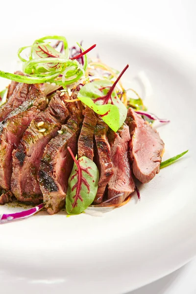 Tataki Roast Beef Vista Vicino Carne Grigliata Saporita Con Cipolla — Foto Stock