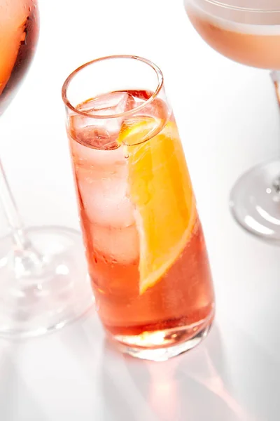 Negroni Tonic Cocktail Close Alcohol Sterke Aperitief Drinken Glazen Zijaanzicht — Stockfoto