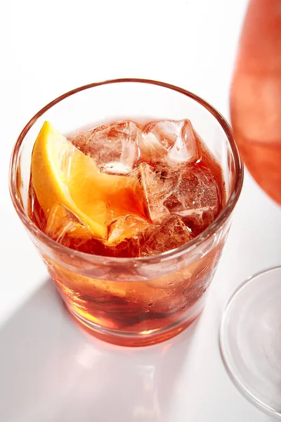 Negroni Koktél Közelről Alkohol Erős Aperitif Ital Üveg Oldalnézetben Piros — Stock Fotó