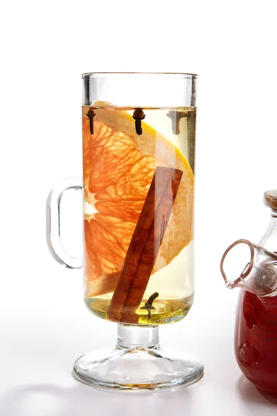 パンチグラスを閉じてください オレンジスライス シナモンスティックとクローブサイドビューとカクテル 白い背景にガラス製品の冬のアルコール飲料 フルーツジュース付きアルコール飲料 — ストック写真