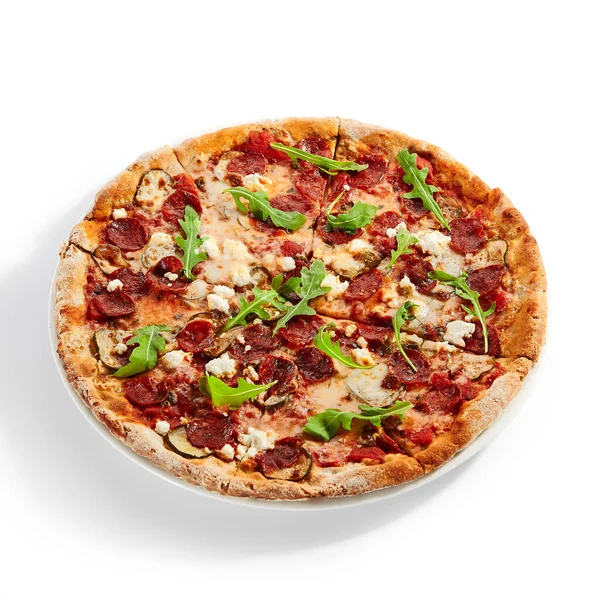 佩佩罗尼披萨片与阿鲁古拉在盘子里 意大利传统美食 美味的快餐 味道鲜美的色拉米和奶酪的白色背景 盘中美味的披萨饭 — 图库照片
