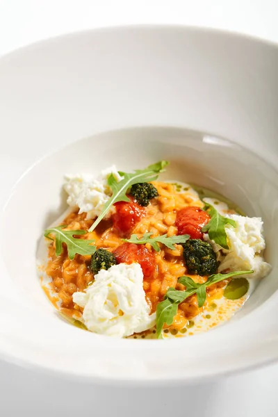 Pomidorowe Risotto Zamyka Podawał Tradycyjne Dania Kuchni Włoskiej Ryż Papryką — Zdjęcie stockowe