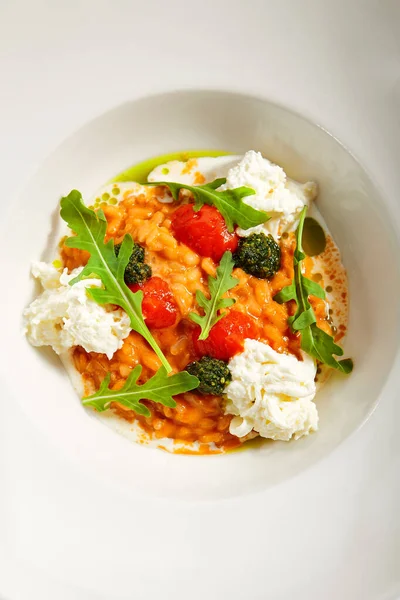 Pomidorowe Risotto Widok Góry Podawał Tradycyjne Dania Kuchni Włoskiej Ryż — Zdjęcie stockowe