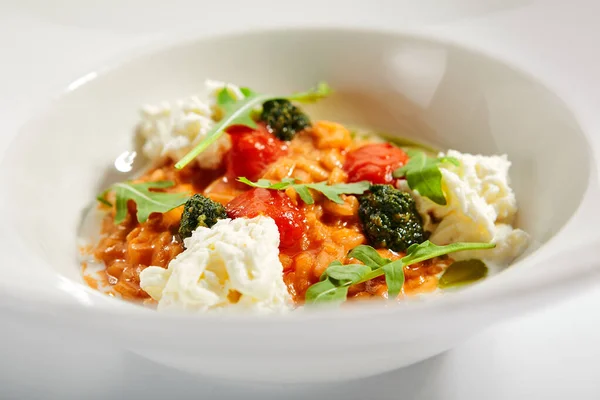 Pomidorowe Risotto Zamyka Podawał Tradycyjne Dania Kuchni Włoskiej Ryż Papryką — Zdjęcie stockowe