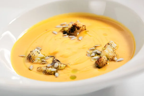 Sopa Calabaza Tazón Blanco Servido Plato Principal Cerca Sopa Crema —  Fotos de Stock