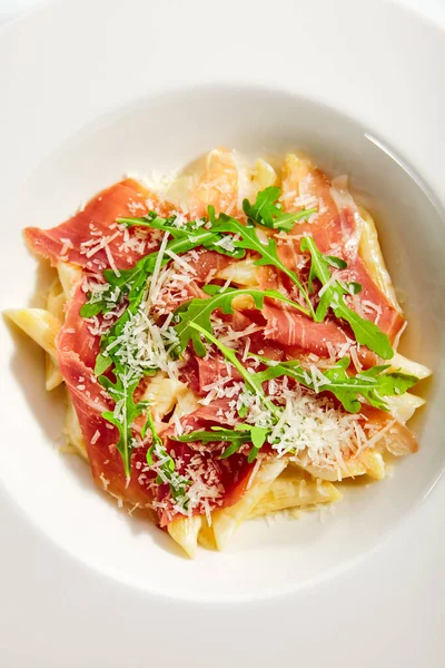 Penne Parmezánové Omáčce Podává Tradiční Italská Kuchyně Těstoviny Prosciuttem Lanýžovým — Stock fotografie