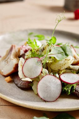 Biftek, enginar ve haşlanmış yumurta salatası. Taze yemek, bezelye ve domates ile sağlıklı beslenme. Restoran menüsü, beslenme, gurme aperatifi.