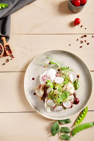 Roastbeef Artischocken Und Pochierter Eiersalat Auf Weißem Teller Von Oben — Stockfoto