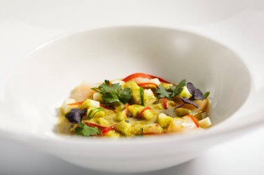 Hafif elma soslu karides tabağı. Dilimlenmiş dolmalık biberli deniz ürünleri, yeşil elma ve taze otlar. Maydanozla servis edilen lezzetli yemek. Restoran yemeği, yemek sunumu.