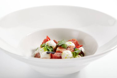 Stracciatella peynirli ve baharatlı soslu ton balığı. Taze yeşil maydanozlu deniz ürünleri. Beyaz arka planda yeşilliği olan lezzetli balıklar. Lezzetli restoran yemekleri. Mutfak kompozisyonu