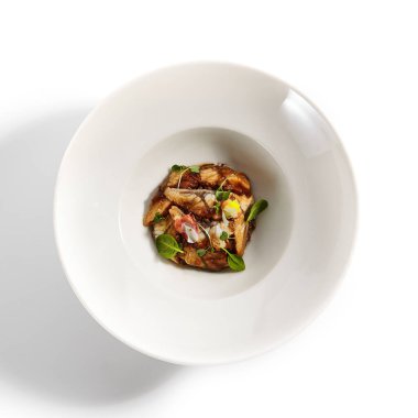 Teriyaki soslu yılan balığı. Japon unagi balığı servis ettim. Deniz ürünleri Asya restoranı yemekleri ve şifalı otlar. Deniz lezzeti, soya, sake ve geleneksel şeker soslu gurme yemeği. Japon mutfağı