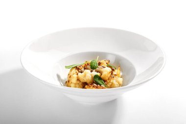 Pesto soslu kızarmış karnabahar. Lüks yemek servisi. Kişniş yapraklı sebze, fırında süt, çam fıstığı ve ayçekirdeği sosu. Restoran yemeği bölümü. Yemek nefis, ana yemek.