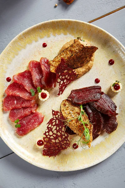 Vlees Voorgerecht Beige Keramische Plaat Gerookt Rundvlees Varkensvlees Met Baguette — Stockfoto