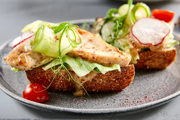 Bruschetta Krocanem Ořechové Omáčce Šedém Talíři Masový Předkrm Zblízka Tradiční — Stock fotografie