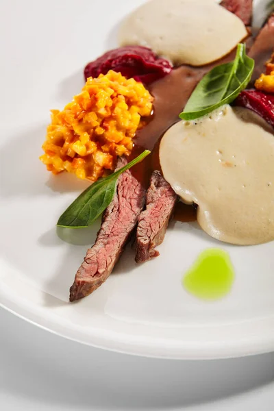 Poitrine Canard Avec Sauce Caroube Légumes Viande Rôtie Servie Avec — Photo