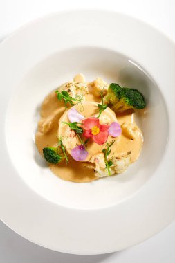 Turna balığı suflesi tabakta. Lüks yemek servisi. Çorba soslu Norveç ıstakozu ve beyaz üzerine Langoustines. Deniz ürünleri restoranının yüksek menüde yemek bölümü. Yemek nefis, ana yemek.