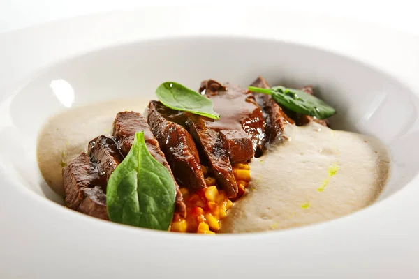 Carne Res Ragout Corazón Verduras Sirve Carne Asada Con Risotto — Foto de Stock