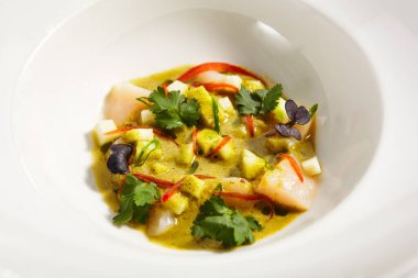 Hafif elma soslu karides tabağı. Dilimlenmiş dolmalık biberli deniz ürünleri, yeşil elma ve taze otlar. Maydanozla servis edilen lezzetli yemek. Restoran yemeği, yemek sunumu.