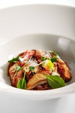 Teriyaki soslu yılan balığı. Japon unagi balığı servis ettim. Deniz ürünleri Asya restoranı yemekleri ve şifalı otlar. Deniz lezzeti, soya, sake ve geleneksel şeker soslu gurme yemeği. Japon mutfağı