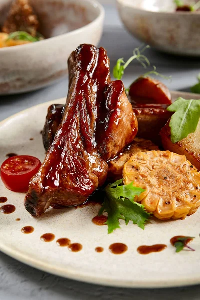 Costillas Horno Con Papas Caseras Ensalada Ensalada Col Plato Blanco —  Fotos de Stock