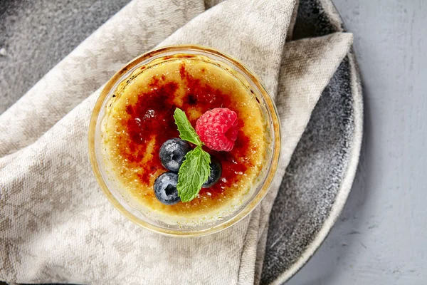 Klassisk Krämbrulee Glasskål Tilltalande Glass Ovanifrån Läcker Dessert Med Blåbär — Stockfoto