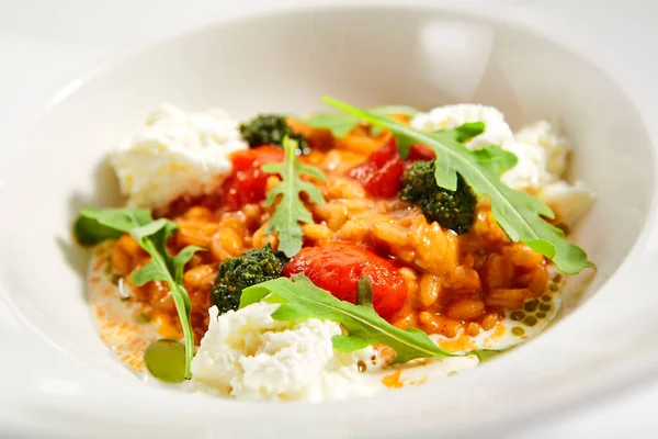 Tomaat Risotto Sluiten Serveerde Traditionele Italiaanse Gerechten Rijst Met Paprika — Stockfoto