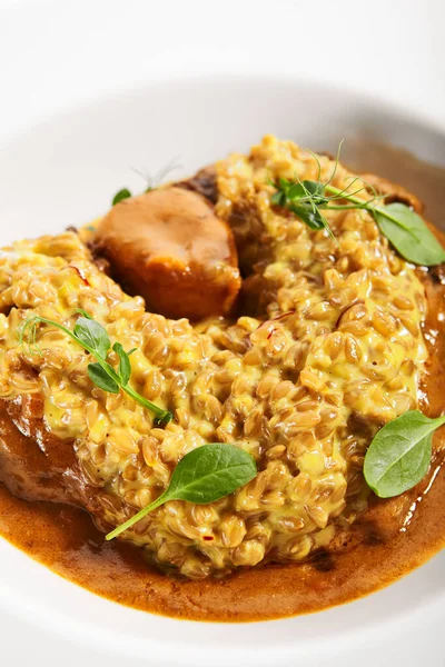 Osso Buco Mit Gewürzen Aus Nächster Nähe Serviert Traditionelle Italienische — Stockfoto