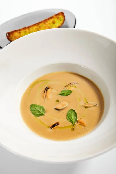 Chilijska Zupa Małży Białej Misce Podawał Danie Główne Bliska Zupa — Zdjęcie stockowe