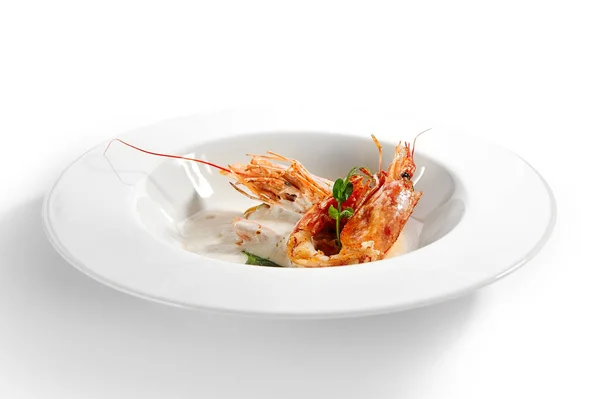 Krema Soslu Langoustines Lüks Yemek Servisi Beyaz Tabakta Fesleğen Yapraklı — Stok fotoğraf