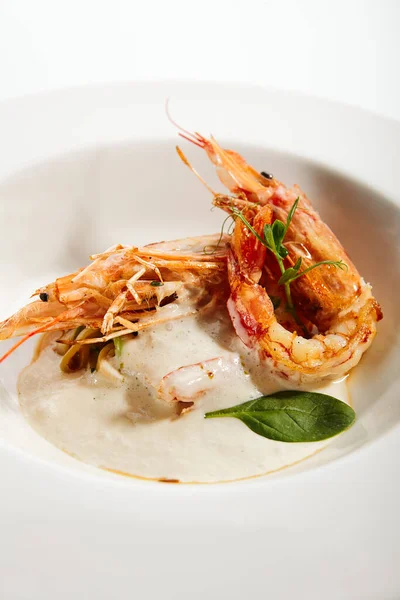 Krema Soslu Langoustines Lüks Yemek Servisi Beyaz Tabakta Fesleğen Yapraklı — Stok fotoğraf