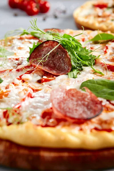 Pizza Prosciutto Funghi Drewnianej Desce Tradycyjna Włoska Kuchnia Pieczywo Salami — Zdjęcie stockowe