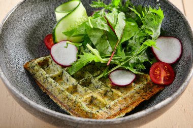 Lezzetli kahvaltı. Yeşil sebzeli ve salata yapraklı lezzetli Viyana Wafer.