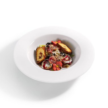 Böğürtlen soslu armut buğulama. Fransız keçi peyniri ve brioche ile besin kompozisyonu. Tabakta çiçeklerle servis edilen haute yemek tabağı. Beyaz masada nefis bir fırın yemeği.