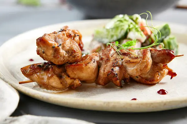 Churrasco Quadril Frango Com Salada Legumes Frescos Caseiros Prato Bege — Fotografia de Stock