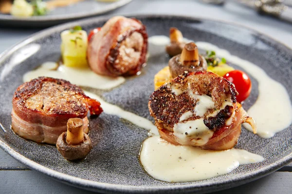 ベジタリアンスタイルの野菜とベーコンの豚肉 灰色のプレートに野菜と脂肪の食事 キノコとコーンを閉じる肉のスライス レストランの料理 グルメ おいしい前菜を提供 — ストック写真