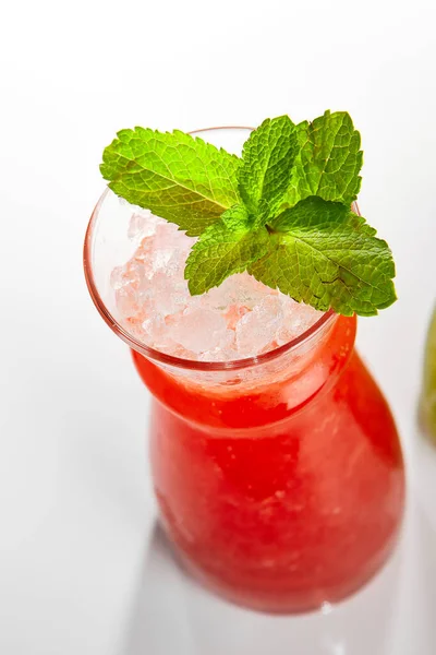 Erdbeer Limonadenglas Aus Nächster Nähe Beerengeschmack Frischen Cocktail Seitenansicht Sommererfrischung — Stockfoto