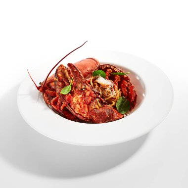 Istakozlu spagetti. Geleneksel İtalyan mutfağı servis edildi. Parmesan peynirli makarna ve tabakta deniz ürünleri. İtalya 'da lüks aşçılık. Restoran yemekleri, lezzetli yemekler, ana yemek.