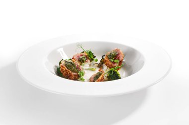 Ton balığı ve çıtır ekmek. Mutfak servisi. Balık fileto ve ızgara brokoli ile birlikte beyaz tabakta baharatlı sos. Restoran yemekleri, lezzetli yemekler, ana yemek.