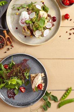 Seramik tabakta sebzeli et salatası. Sebzeli diyet yemekleri, sağlıklı beslenme. Ahşap masada restoran yemekleri, yeşillik ve baharatlarla servis edilen köy tarzı yemekler.