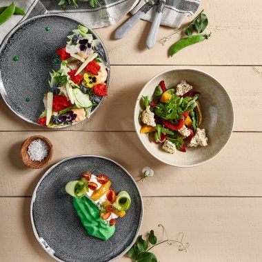 Seramik tabaklarda balık ve sebze salatası. Deniz ürünleri ve sebzeler, sağlıklı beslenme, beslenme. Vejetaryen yemeği, ahşap masada servis edilen restoran yemekleri, köy usulü servis.