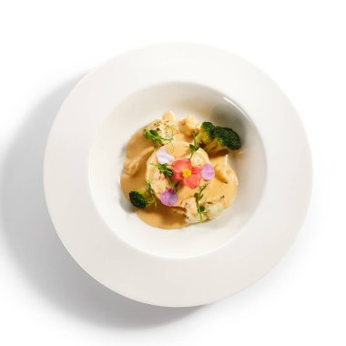 Turna balığı suflesi tabakta. Lüks yemek servisi. Çorba soslu Norveç ıstakozu ve beyaz üzerine Langoustines. Deniz ürünleri restoranının yüksek menüde yemek bölümü. Yemek nefis, ana yemek.