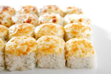 Beyaz arkaplan görünümlü fırında ekmek. Lezzetli sashimi, lezzetli sıcak suşi yakın çekim. Asya mutfağı pilavı ve deniz ürünleri yemeği, geleneksel Japon yemeği, restoran yemeği sunumu.