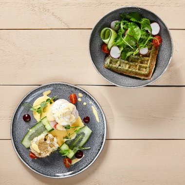 Kahvaltı ahşap masada. Sağlıklı kahvaltı. Üst görünüm, boşluğu kopyala. Sağlıklı yemek geçmişi. Hafif arkaplan.