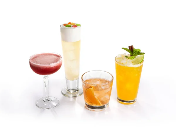 Cocktail Eristetty Yli Valkoinen Koristeluun Suunnitteluun Kesän Alkoholijuoma Classic Cocktail — kuvapankkivalokuva