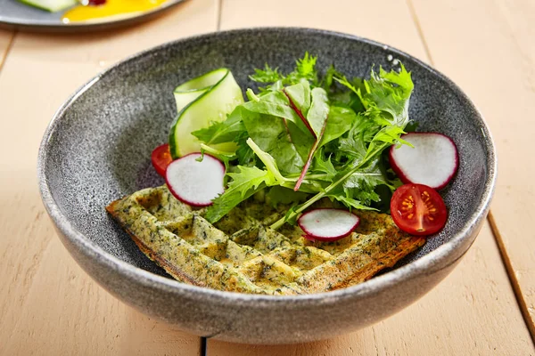 Delicioso Desayuno Sabroso Vienna Wafer Con Verduras Verdes Hojas Ensalada —  Fotos de Stock