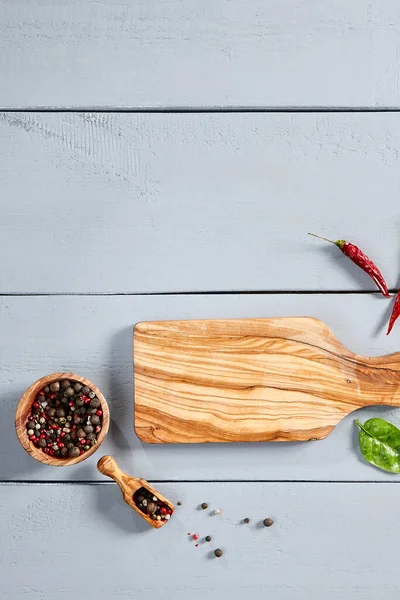 Holzschneidebrett Und Grün Auf Der Tischplatte Küchenutensilien Und Kräuterzweige Mit — Stockfoto