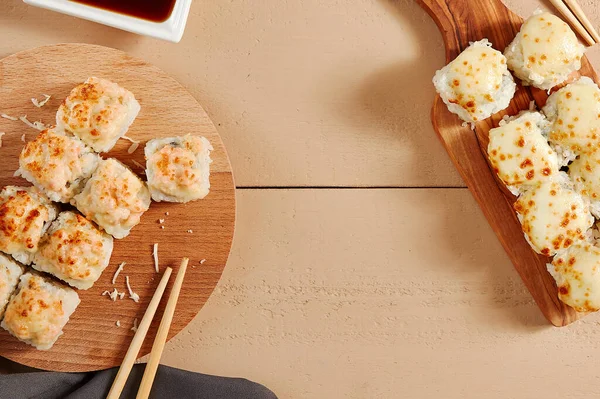 Pieczone Bułki Serowe Drewnianych Deskach Widok Góry Pyszne Gorące Sushi — Zdjęcie stockowe