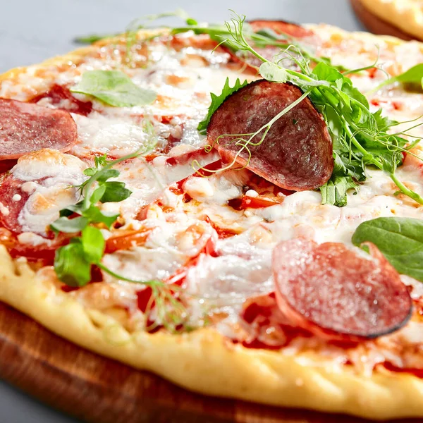 Pizza Prosciutto Funghi Dřevěné Desce Tradiční Italská Kuchyně Pekárna Salámem — Stock fotografie