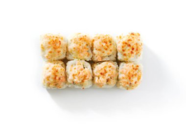 Beyaz arka planda fırında karides ruloları. Lezzetli sıcak suşi, sıcak sashimi, pirinç yemeği, aperatif. Asya yemekleri, geleneksel Japon yemekleri, lezzetli deniz ürünleri yemekleri.