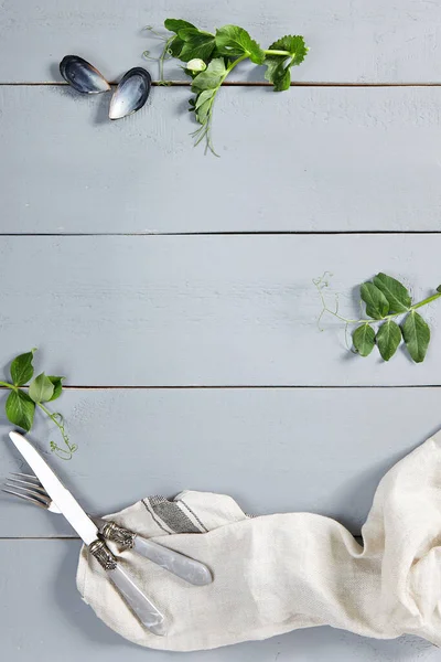 Couverts Serviettes Sur Table Bois Vue Sur Dessus Nappe Froissée — Photo